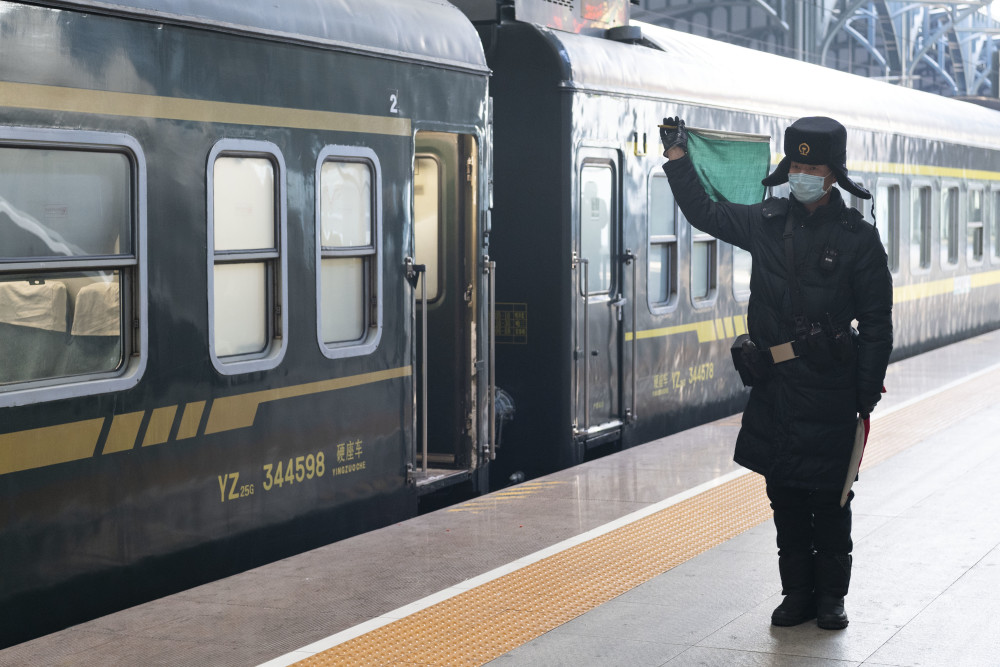 新华社记者 谢剑飞 摄1月28日,在停靠哈尔滨火车站的k7103次列车旁