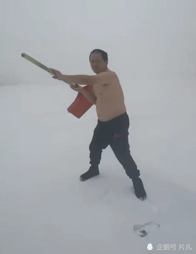 "谢广坤"赤膊上阵,大冬天在雪地撒欢儿,引发网友吐槽