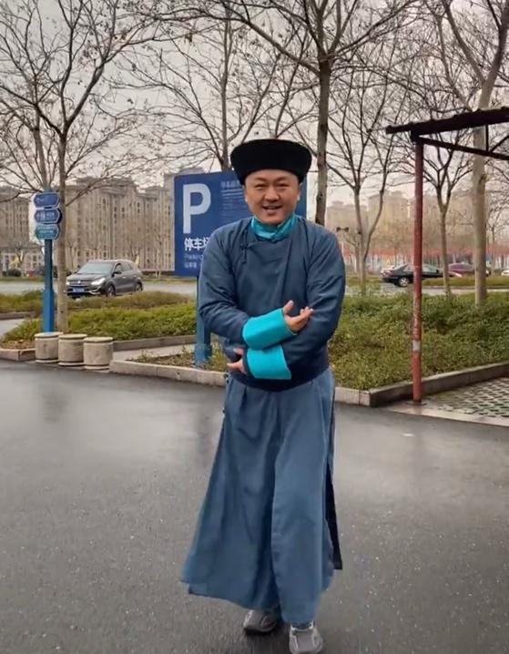 还珠格格小凳子户外跳舞大肚腩脸圆似发福自嘲变成老凳子