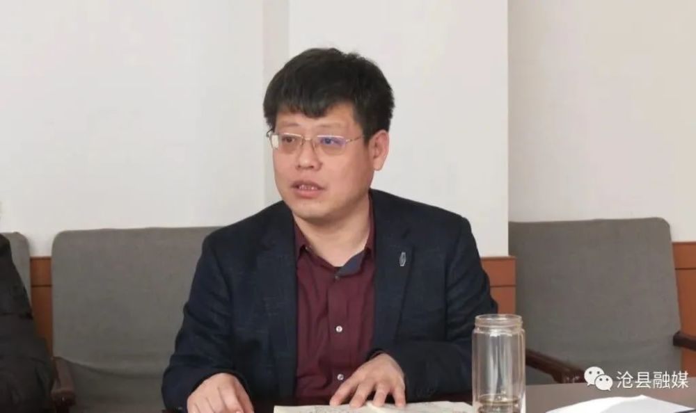 1月26日,副县长王庆昌在县政府常务会议室主持召开电商座谈会,对电商