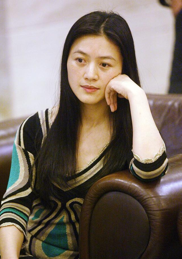 田海蓉素颜太真实,优雅条纹衫难掩气质,精致打扮抵不过衰老