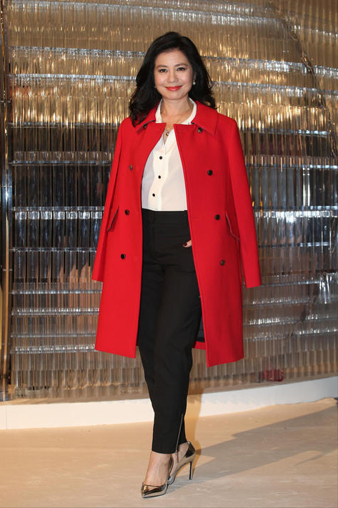 钟楚红越老越有风韵穿红色大衣搭西裤风情不俗气60岁美得从容