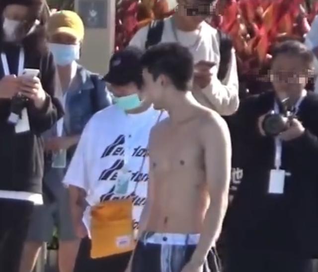 而且吴磊虽然身材较为纤瘦,但肌肉线条紧实,隐约可以看到几块腹肌