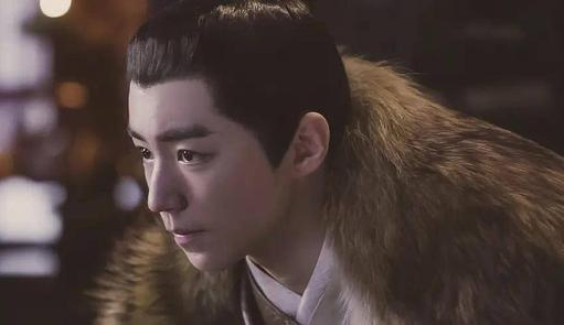 在北电任务剧《上古密约》里,他饰演的小皇帝,梳着贴头皮发型,面部