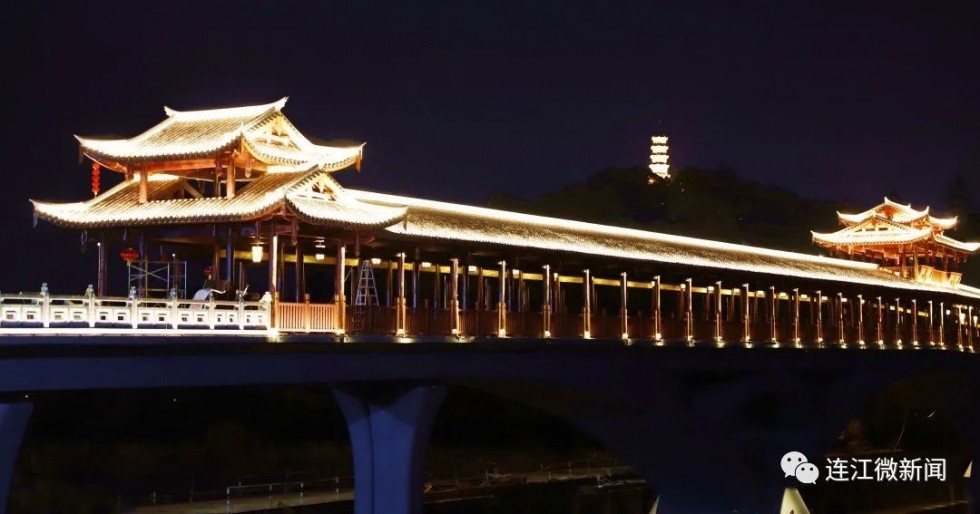 41盏仿古吊灯装点着186米长的廊桥,璀璨的灯光倒映在水里绚丽多彩.