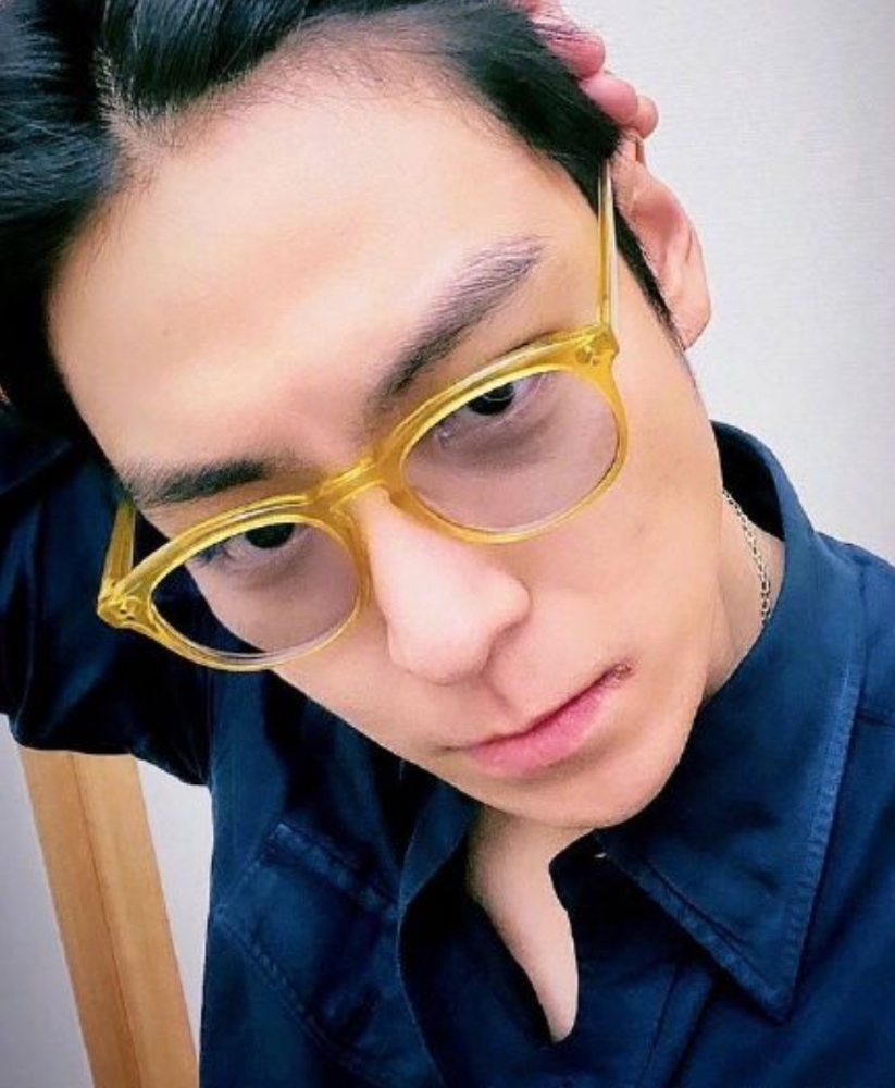 bigbang成员top近照曝光,穿蓝衬衫对镜自拍酷帅十足