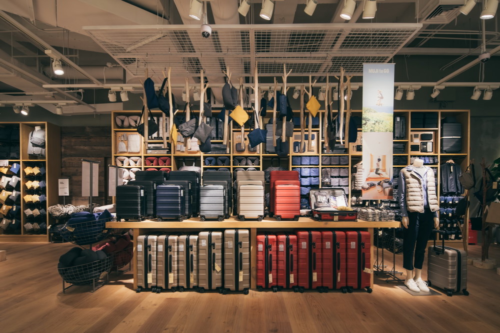进门后的左手边,是muji labo,女装,箱包区和muji to go,以及健康美容