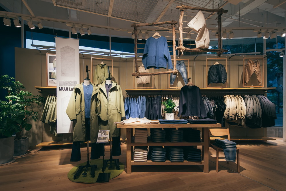 进门后的左手边,是muji labo,女装,箱包区和muji to go,以及健康美容