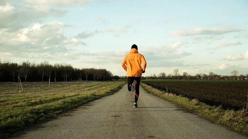 让他们连续八周不进行任何跑步运动,其他的运动时间一周累计不超过2