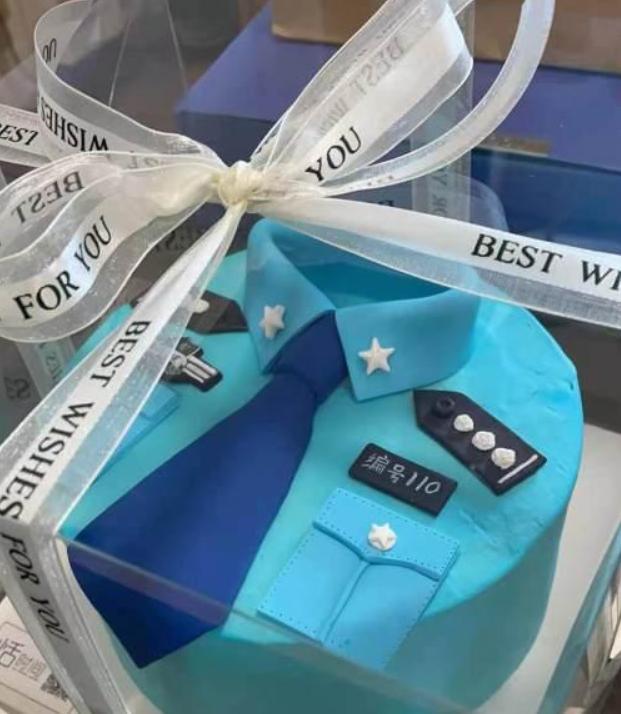 之后,记者也对任文昊进行了采访,询问其对这个警察蛋糕的看法.