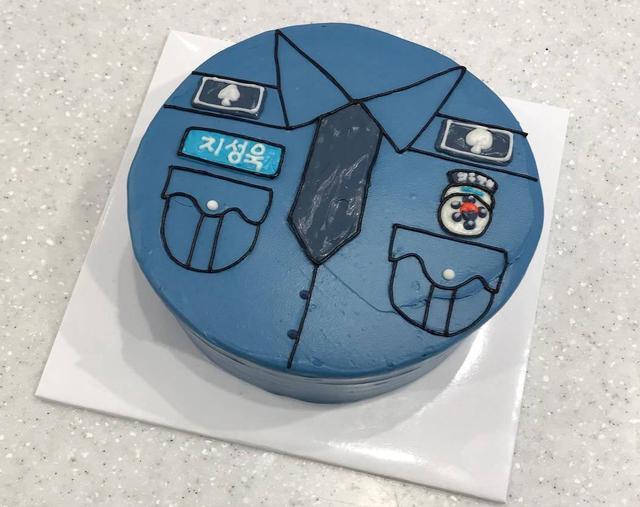 民警生日当天收到警服式蛋糕网友太暖了