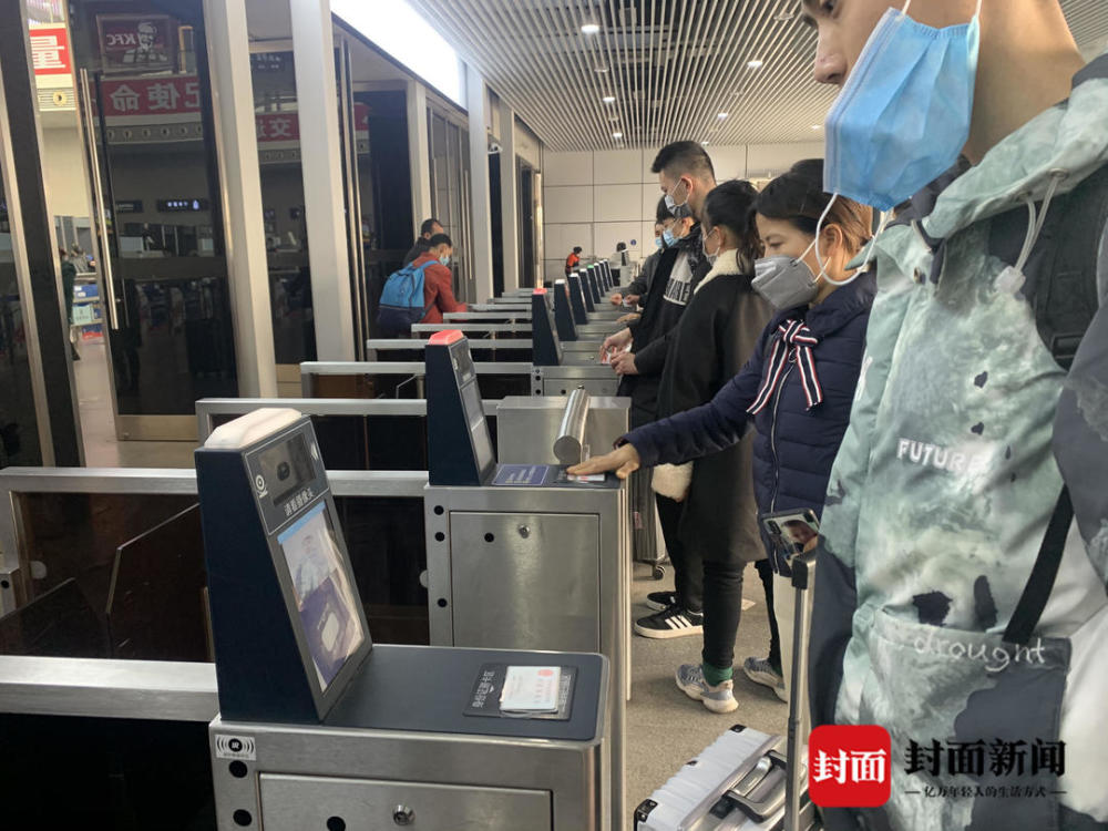路两端,都是家|春运首日探访成都东站:客流下降 防疫不松