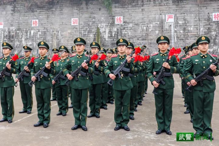 武警重庆总队执勤三支队▼正式加入战斗序列接过属于自己的钢枪60余名