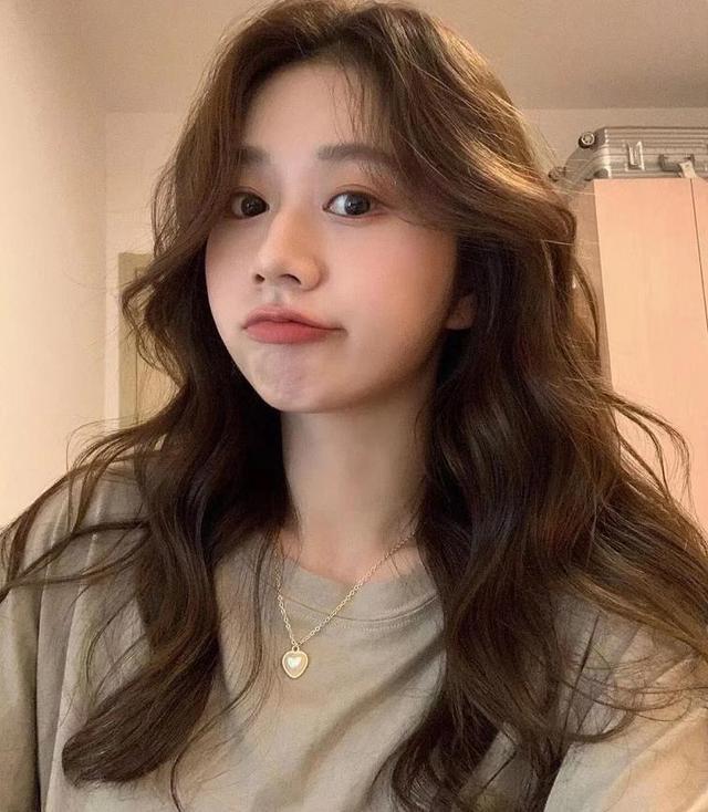 小仙女们,可不妨试试长发慵懒法式烫,这种烫发虽然不管什么长度都能做