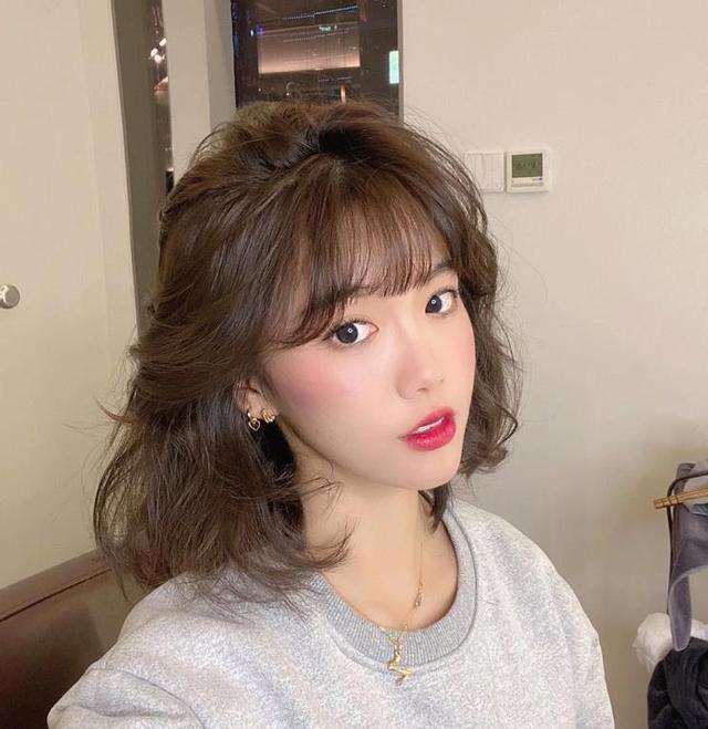 过年别乱烫头发试试今年流行的慵懒法式烫圆脸方脸都适合