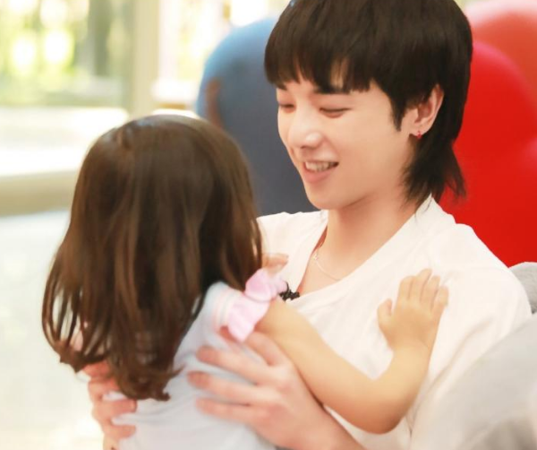 华晨宇承认有女后,第一次外出被拍,口袋里还装着女儿玩具:父爱十足