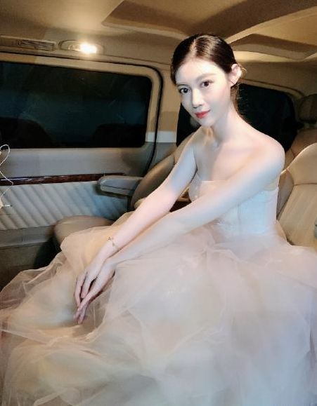 在演戏之余,张洢萌最新一切和美相关的事物,平时无事时也喜欢和网友们