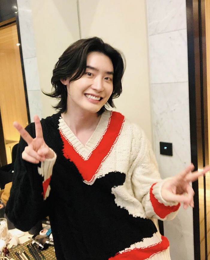 李钟硕晒照日系卷发俊美,笑容晶莹毫无杂质,退伍后太热情欲与李敏镐