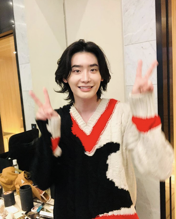 李钟硕晒照日系卷发俊美笑容晶莹毫无杂质退伍后太热情欲与李敏镐