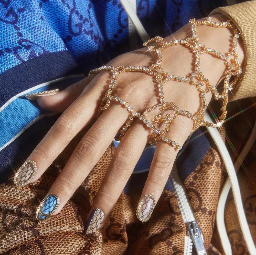 lisa把10个手指头交给她结果她差点儿在上面种出花