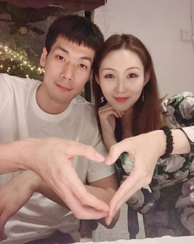 任骏飞1岁儿子为妻子拆礼盒娇妻身材高挑筷子腿读博士学历高