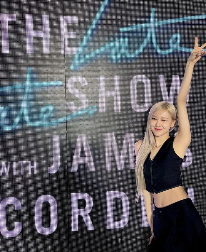 blackpink朴彩英黑色马甲内搭空气炫腹撩人心弦手臂线条像闪电