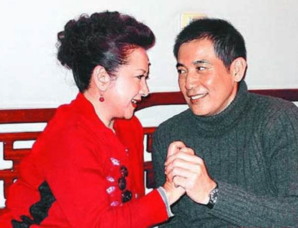 这样的童年对薛家燕日后的生活产生了很大的影响,她内心一直渴望着