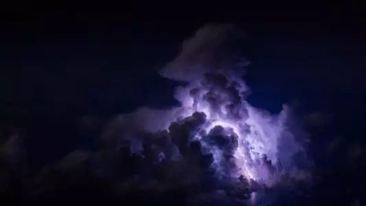 中国金茂：业绩爆雷利润腰斩 近千亿有息债务压