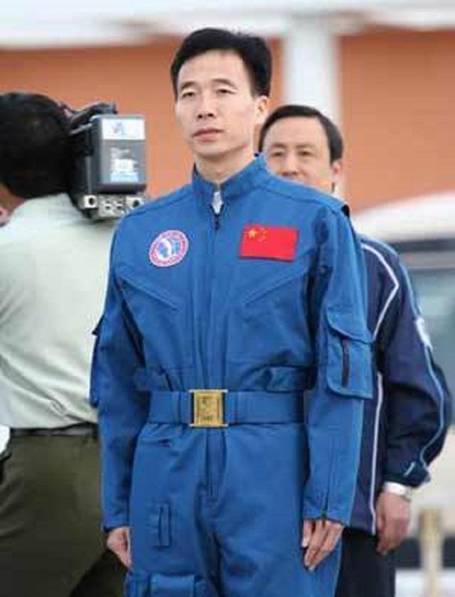 航天英雄景海鹏:从一贫如洗到三次登上太空,如今的他过得如何?