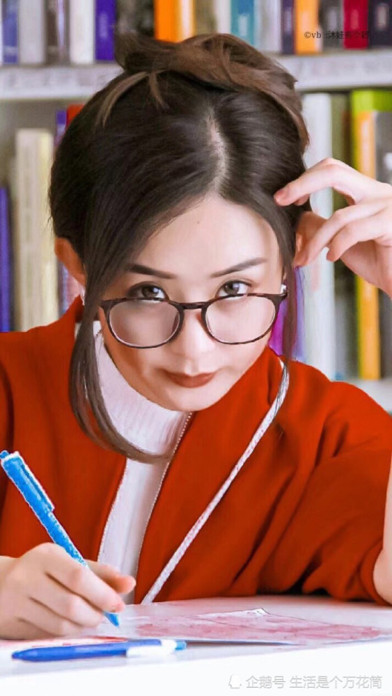 戴眼镜的赵丽颖太可爱了吧?想抱抱!_腾讯新闻