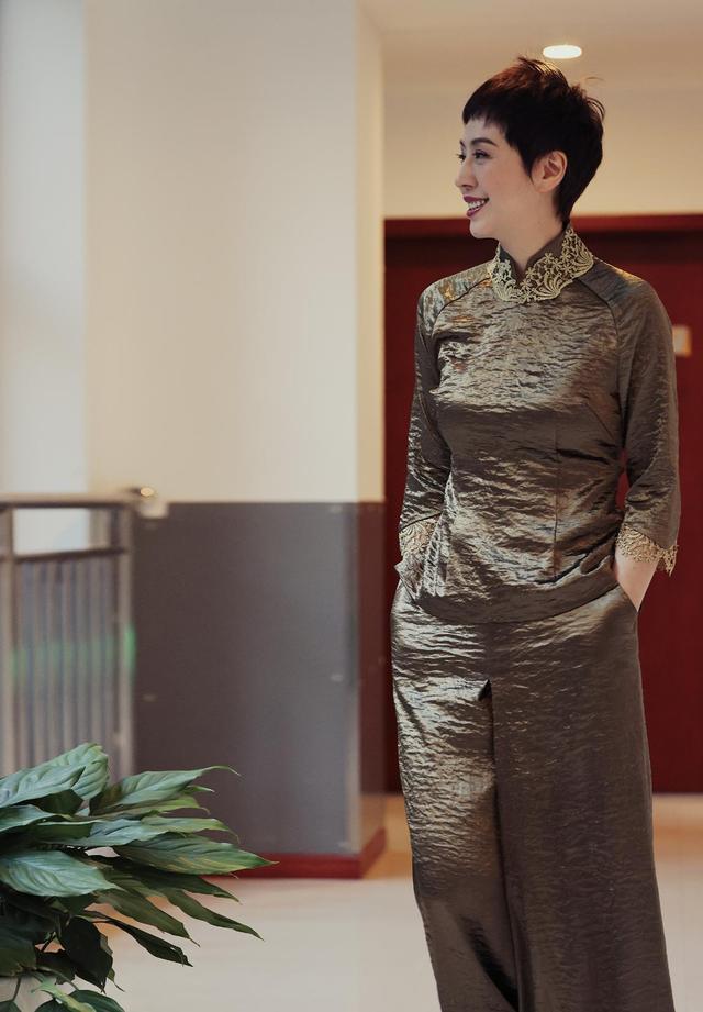 李成儒小18岁前妻现身短发配围巾背大牌包前夫对她念念不忘