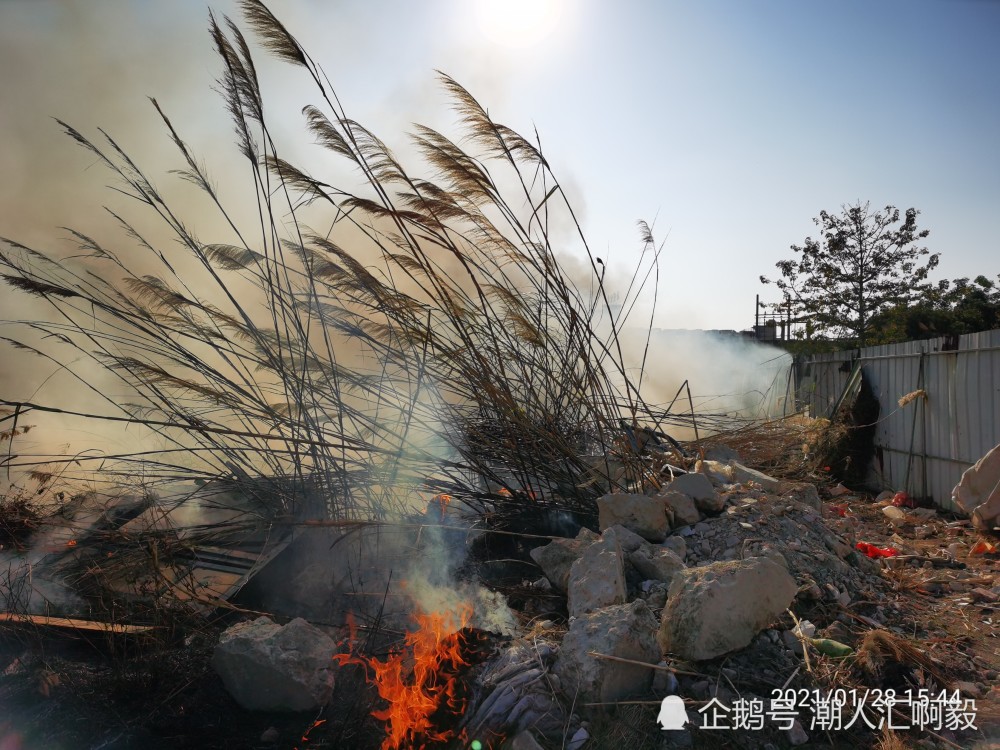 普宁洪阳镇一建筑工地附近突发火情现场浓烟弥漫