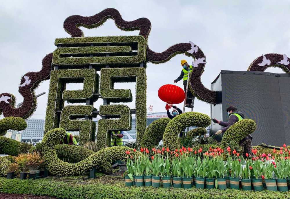 摆鲜花,挂灯笼喜迎新春佳节