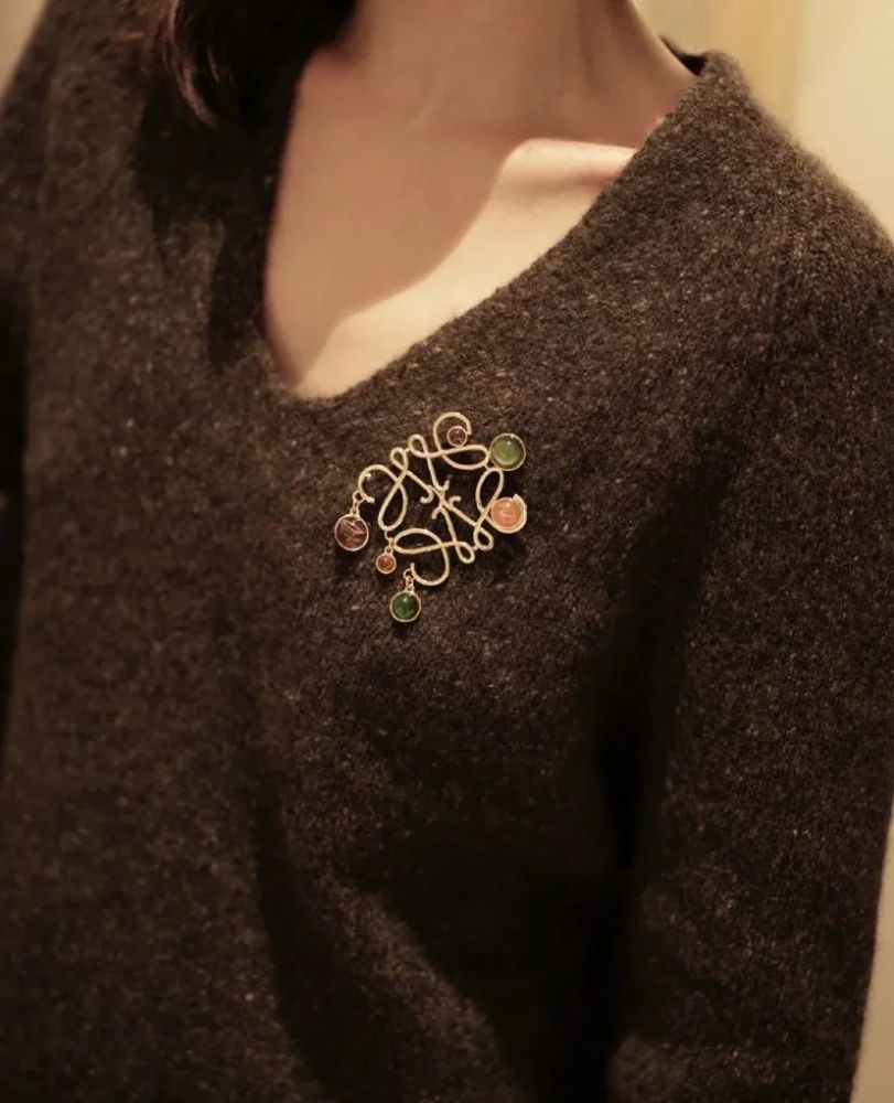 胸针 loewe loewe这款胸针中间穿插了不同颜色的宝石点缀,对称与不