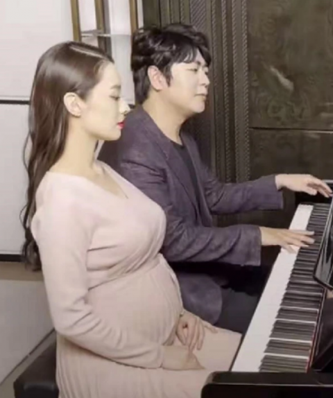 郎朗官宣吉娜生子网友小宝贝估计出生就会弹钢琴吧