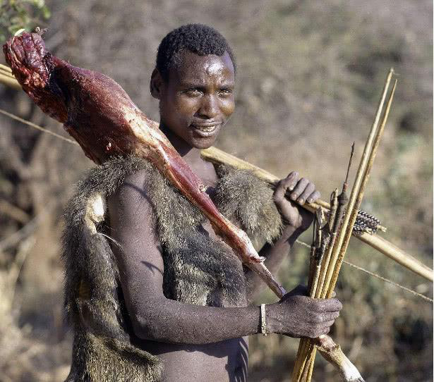 非洲最原始部落过万年前狩猎生活被联合国称文明遗忘之地