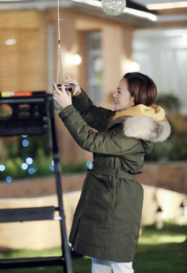 "雪姨"王琳保养得真好,干练短发优雅穿搭超减龄,50岁风韵不减