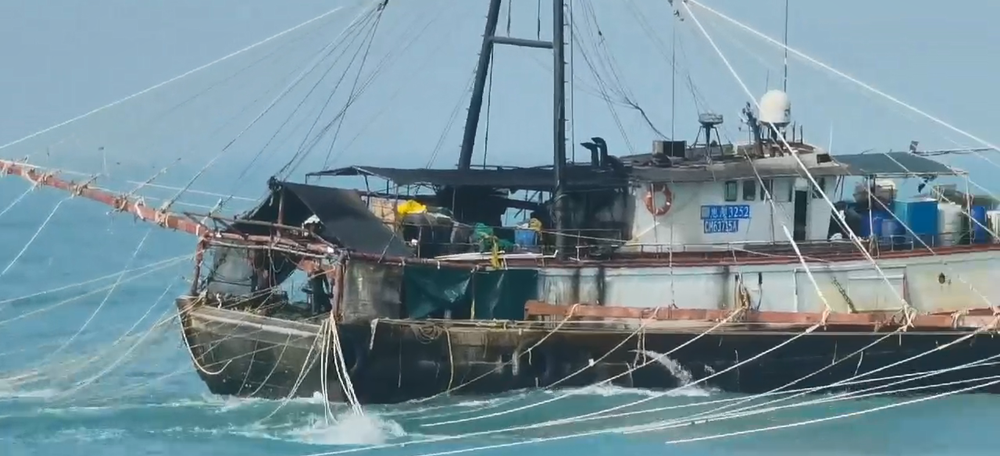 巡航过程中,于惠州市针头岩以西海域发现1艘船正在实施底拖网虾拖作业