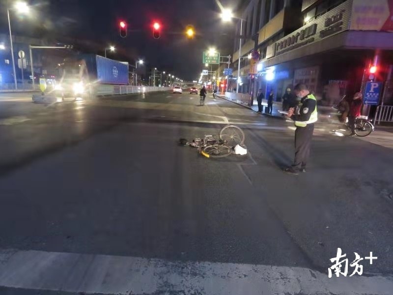 震惊 东莞一男子被撞倒后又被碾压 交警快速抓获两肇事者 腾讯新闻