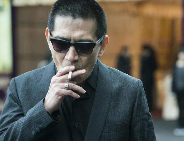 飞跃黄河的柯受良,50岁离世时,为何需要200位明星凑钱为他下葬_腾讯