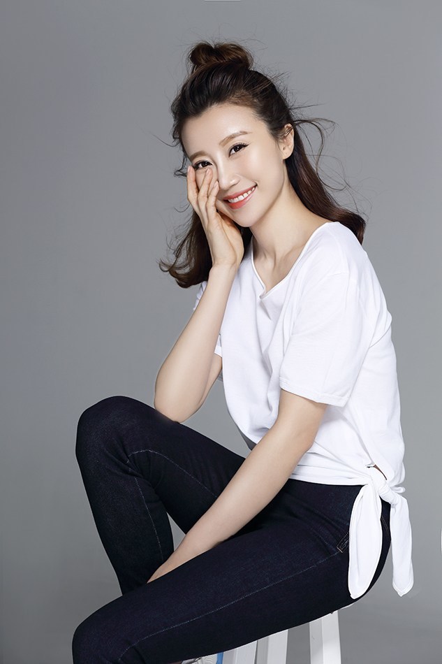 北京青年演员刘小倩气质典雅形象靓丽