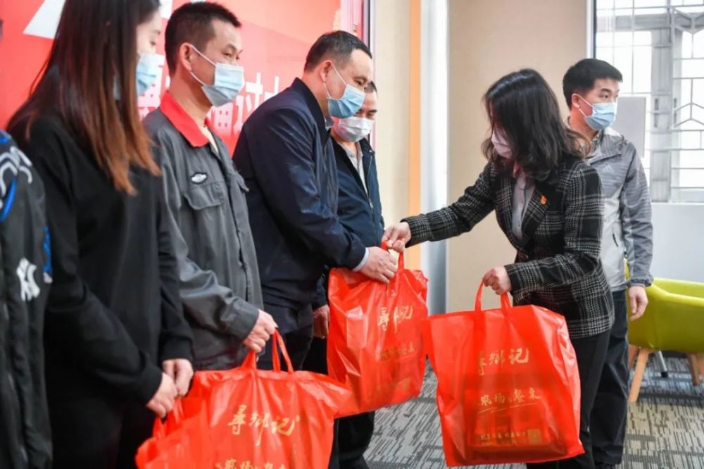 派发留穗过年大礼包越秀暖心