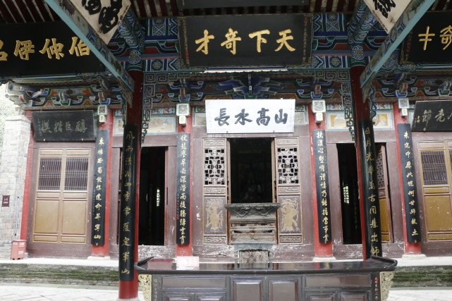 成都武侯祠的两面一面是三国历史一面是锦里网红街