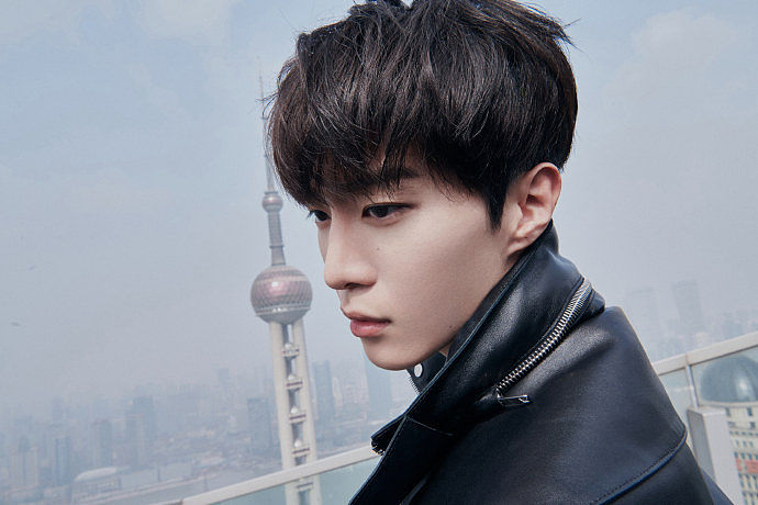 范丞丞黑色双层领皮衣个性十足 刘海凌乱眼神坚毅变酷炫少年_腾讯新闻