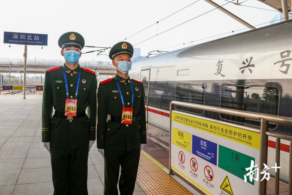 24小时备勤武警深圳支队为春运护航
