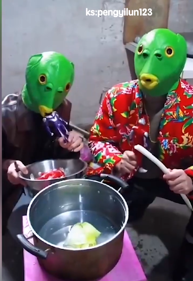 这些恶搞视频中,有的奥特曼被一群绿头鱼按在地上动弹不得,还有的直接