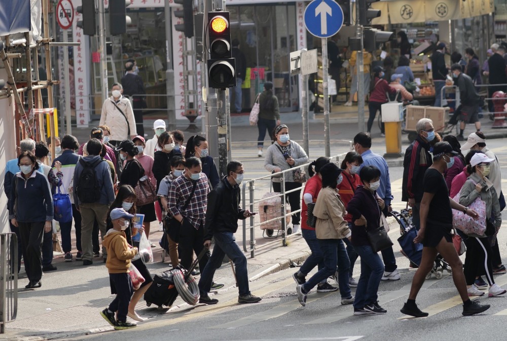 1月28日,戴口罩的市民在香港土瓜湾一家商店.新华社记者 王申 摄