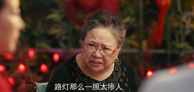 然而,当被婆婆言语,精神打压的大儿媳决定分开居住后,她突然间开始