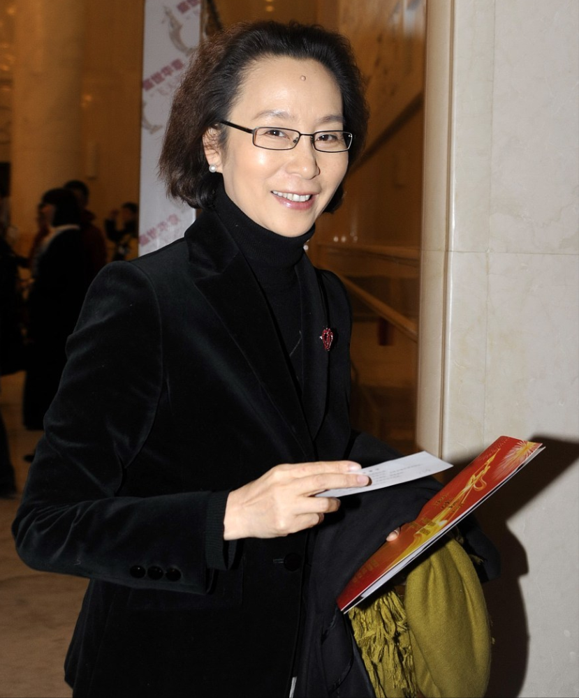 奚美娟老了柔和又时髦把红色棉袄也穿得喜庆不俗66岁气质惊艳