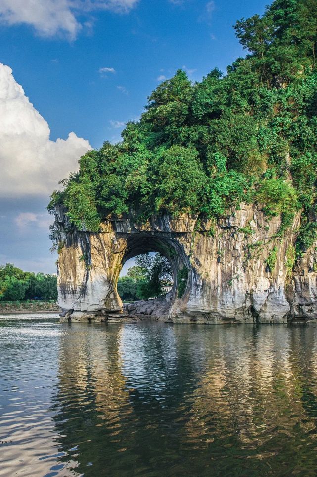 不能超过山的高度,可以不要高楼大厦,繁华都市;只为青山不改,漓江长流